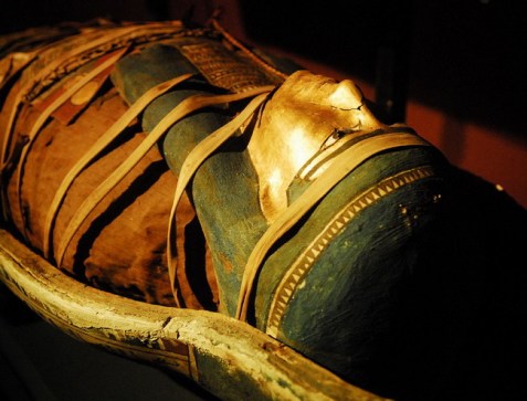 Sárcofago de múmia no museu de Alexandria